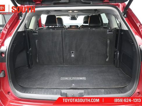 Used 2021 Toyota Highlander XLE AWD/4WD image 29