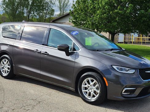 Used 2023 Chrysler Pacifica Touring-L FWD image 2