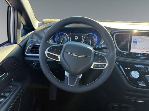 New 2026 Chrysler Pacifica Select image 12