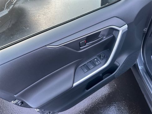 Used 2019 Toyota RAV4 LE image 11