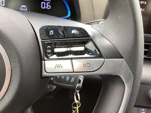 Used 2025 Hyundai Elantra SE w/ Cargo Package FWD image 6