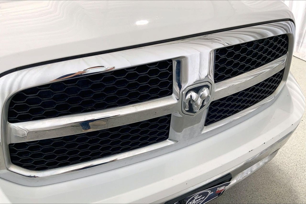 Used 2017 RAM 1500 Classic SLT RWD image 2