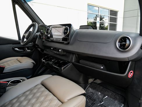 Used 2025 Mercedes-Benz Sprinter 2500 image 35
