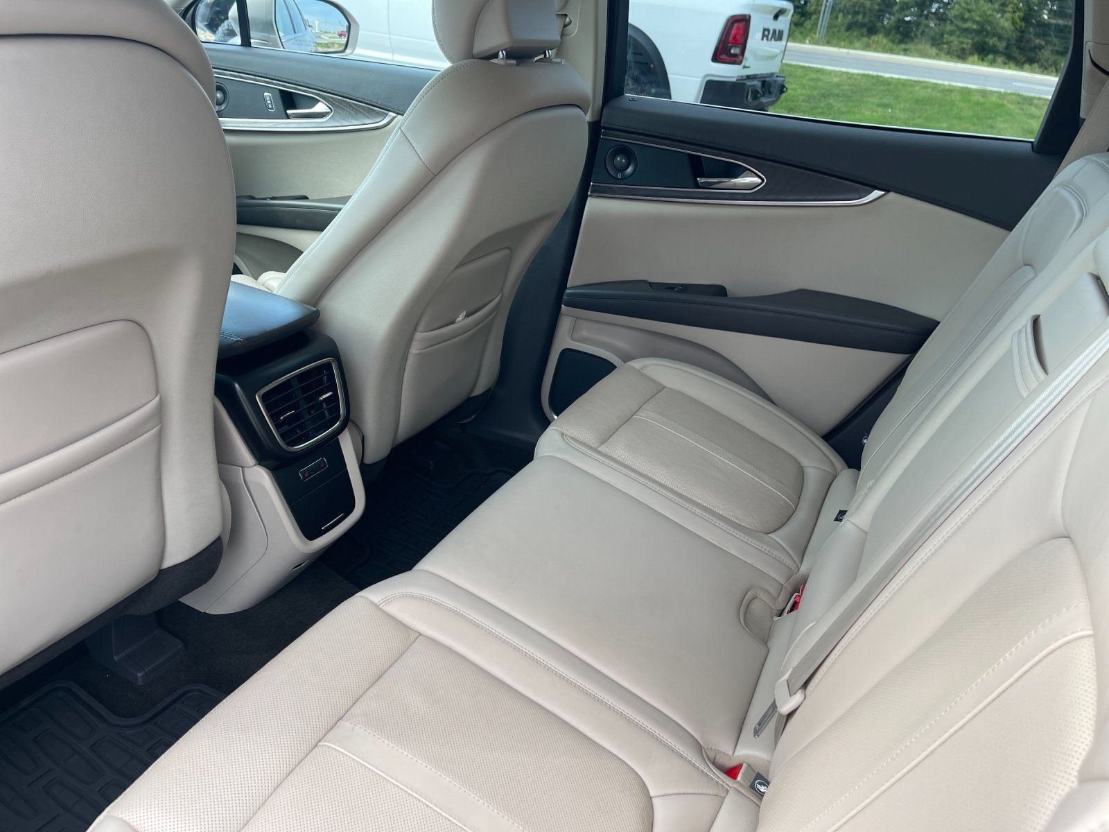 Used 2019 Lincoln Nautilus Reserve FWD image 14