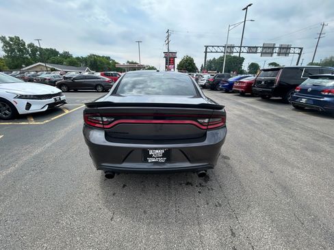 Used 2018 Dodge Charger SXT w/ Blacktop Package RWD image 2