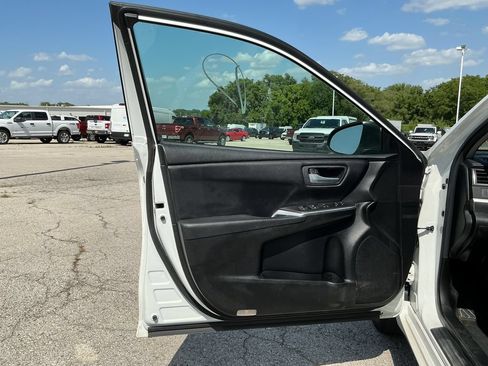 Used 2016 Toyota Camry SE FWD image 13