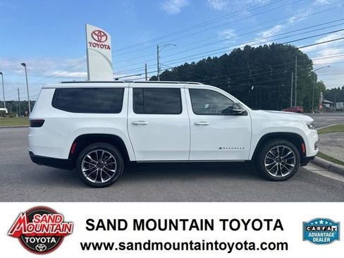 Used 2025 Jeep Wagoneer L Series III w/ Premium Group I AWD/4WD image 2
