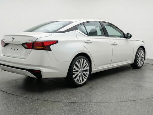 Used 2025 Nissan Altima 2.5 SV FWD image 9