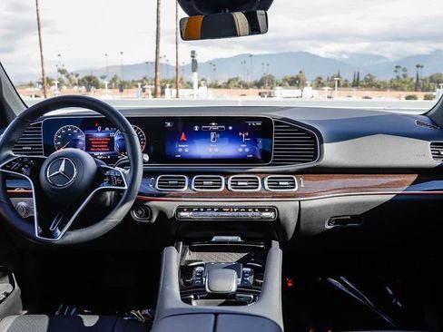 Used 2025 Mercedes-Benz GLE 450e 4MATIC image 13