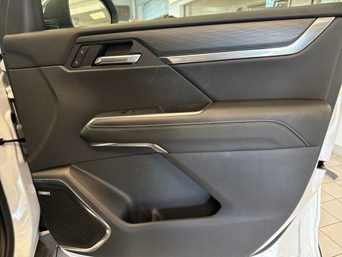 Used 2025 GMC Acadia Elevation image 30