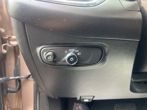 Used 2019 Chevrolet Equinox LT w/ Driver Convenience Package FWD image 22
