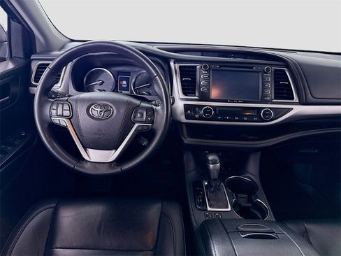 Used 2019 Toyota Highlander XLE image 2