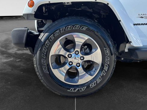 Used 2017 Jeep Wrangler Sahara w/ Connectivity Group AWD/4WD image 9