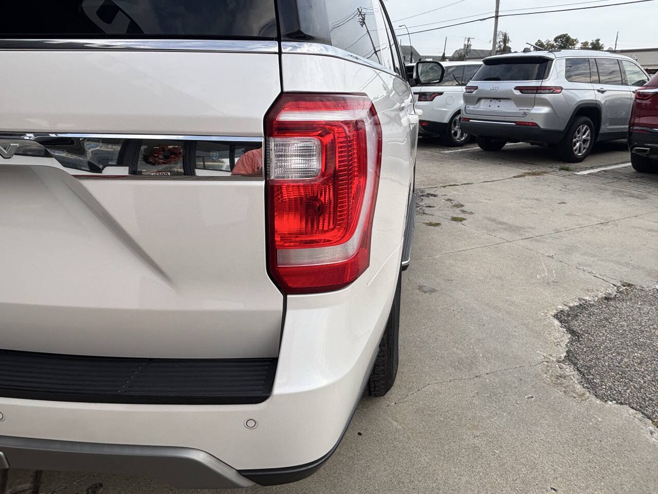 Used 2018 Ford Expedition XLT w/ Equipment Group 202A AWD/4WD image 27