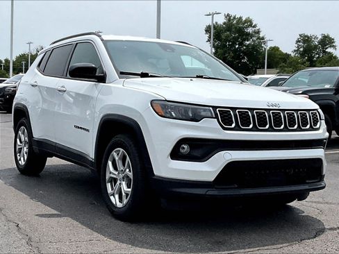 Used 2024 Jeep Compass Latitude AWD/4WD image 3