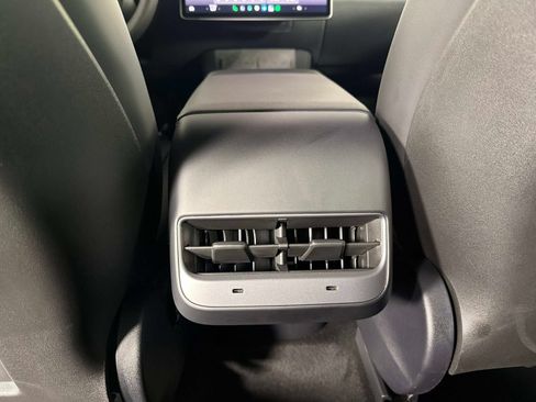 Used 2024 Tesla Model Y Long Range RWD image 34