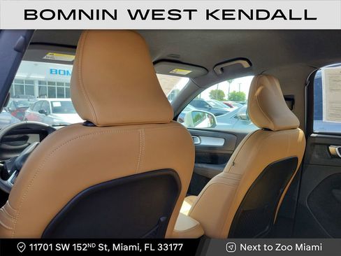 Used 2020 Volvo XC40 T4 Momentum w/ Protection Package Premier image 9