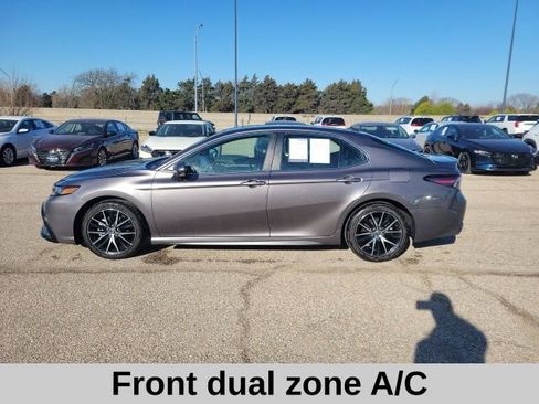 Used 2024 Toyota Camry SE image 3