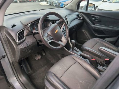 Used 2019 Chevrolet Trax LT w/ LT Convenience Package image 12