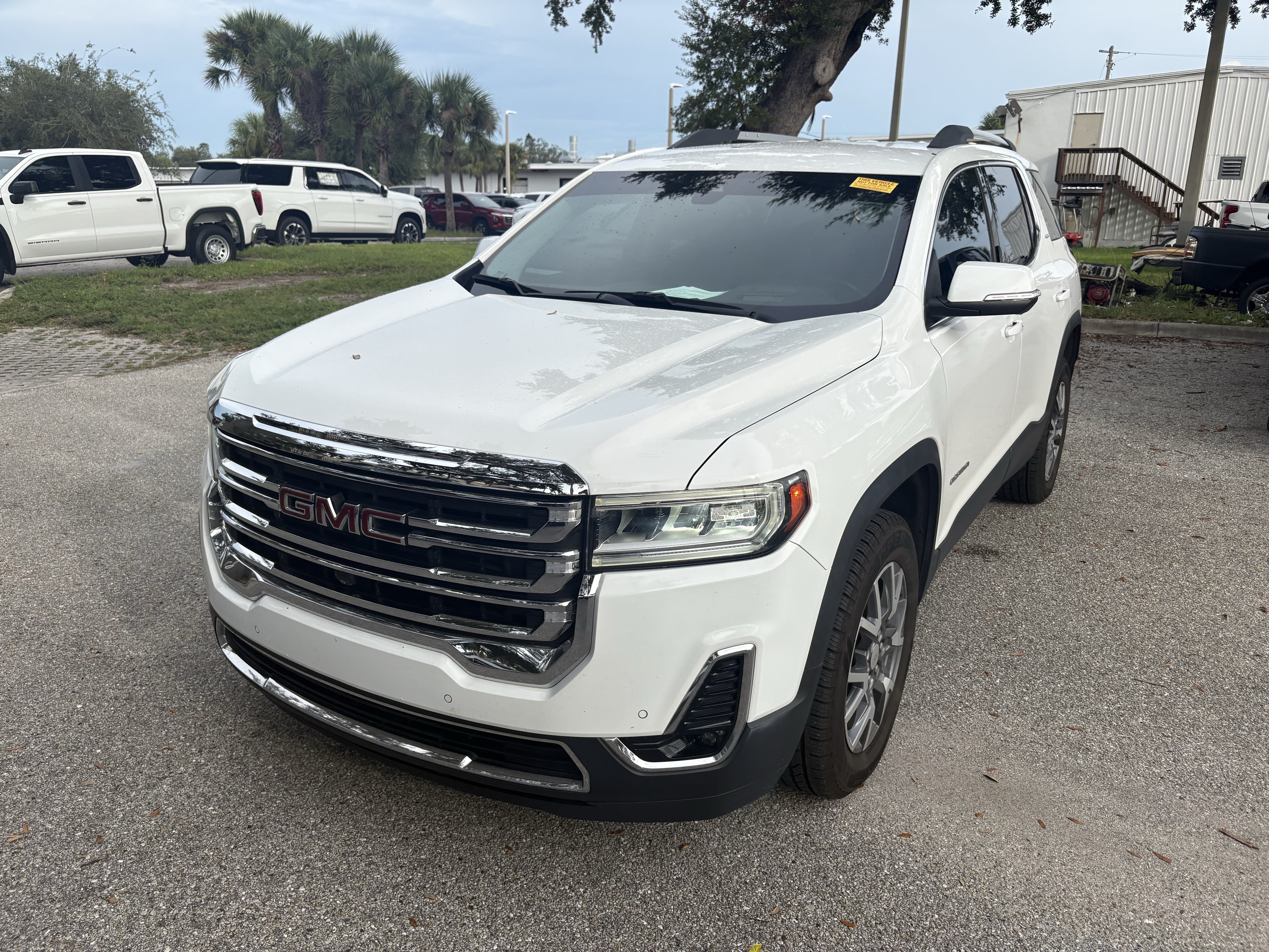 Used 2022 GMC Acadia SLT w/ Technology Package FWD image 3