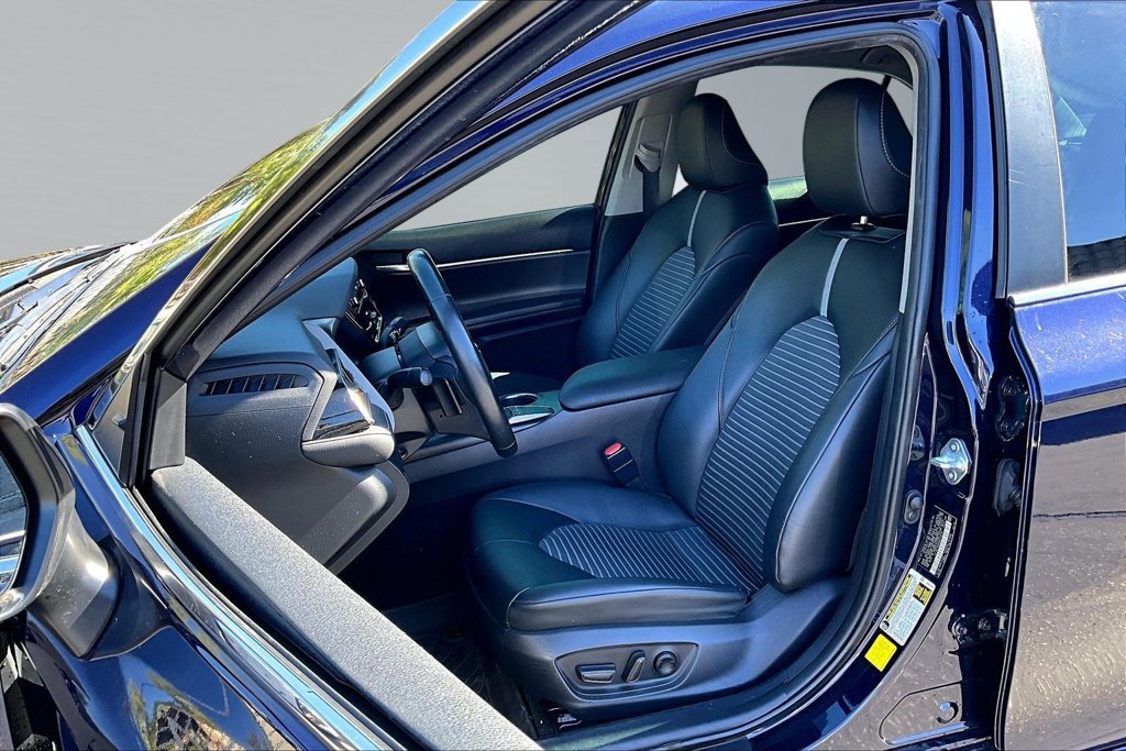 Used 2022 Toyota Camry SE w/ Carpet Mat Package (TMS) FWD image 3