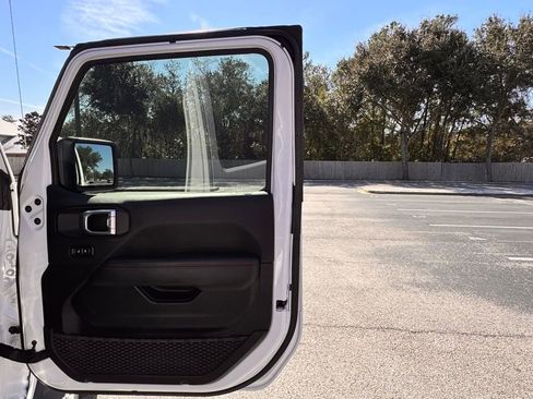 Used 2022 Jeep Wrangler Unlimited Rubicon AWD/4WD image 32