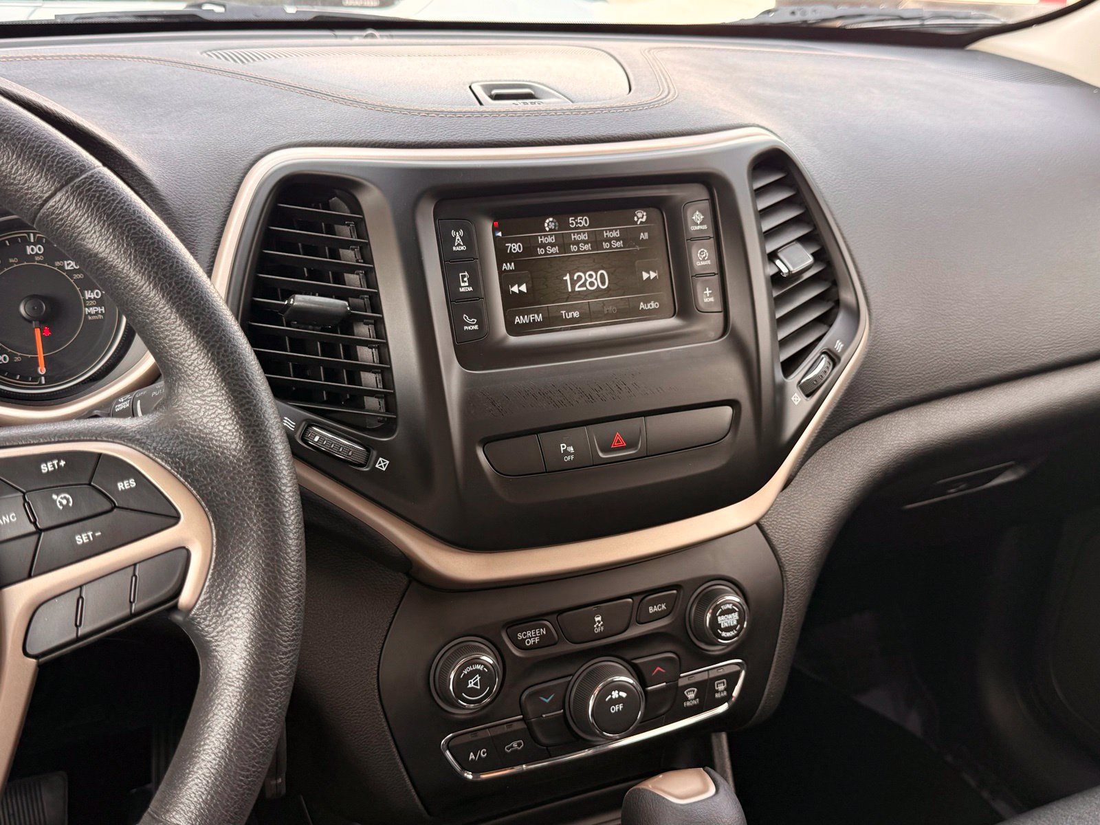 Used 2018 Jeep Cherokee Latitude w/ Safety Group AWD/4WD image 30