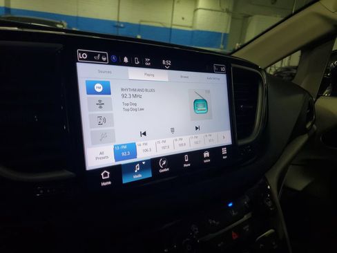 Used 2024 Chrysler Pacifica Touring-L FWD image 29