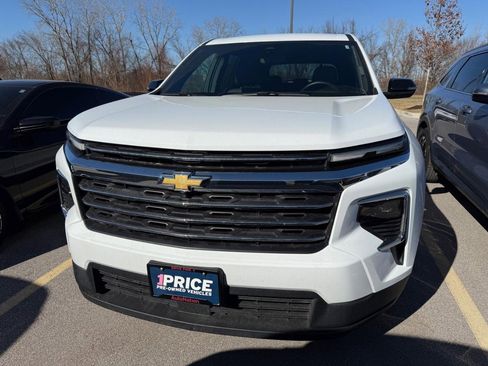 Used 2025 Chevrolet Traverse LT image 14