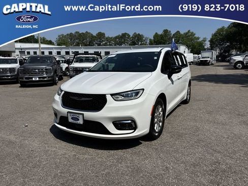 Used 2024 Chrysler Pacifica Touring-L FWD image 1