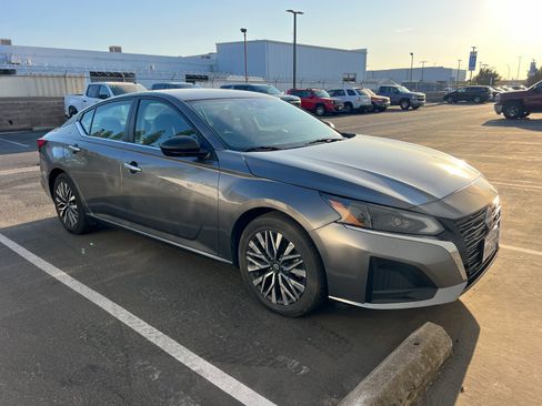 Used 2024 Nissan Altima 2.5 SV FWD image 2