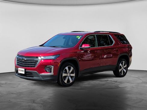 Used 2023 Chevrolet Traverse LT w/ LT Premium Package AWD/4WD image 3