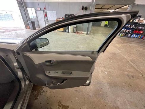 Used 2009 Chevrolet Malibu LS image 28