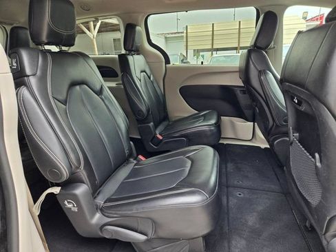 Used 2023 Chrysler Pacifica Touring-L FWD image 26