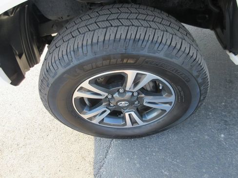Used 2017 Toyota Tacoma TRD Sport AWD/4WD image 14