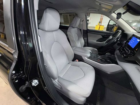Used 2024 Toyota Highlander LE AWD/4WD image 16