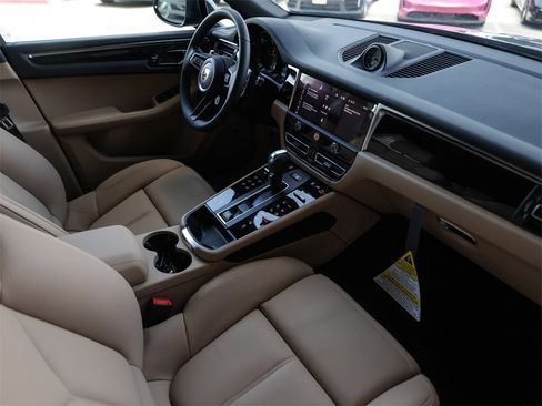Certified 2025 Porsche Macan image 35