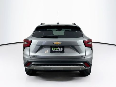 Used 2025 Chevrolet Trax LT w/ LT Convenience Package FWD image 7