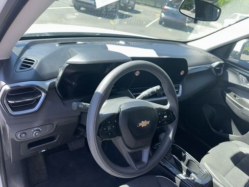 Used 2025 Chevrolet TrailBlazer LT AWD/4WD image 16