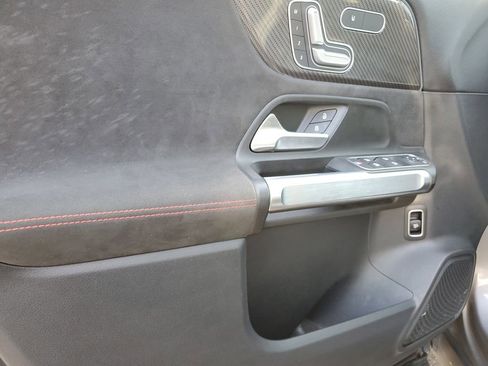 Used 2021 Mercedes-Benz GLB 250 4MATIC image 22