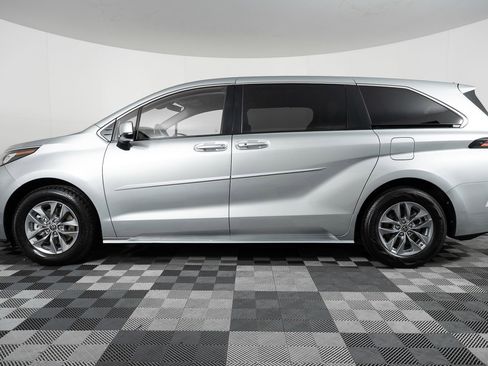 Used 2022 Toyota Sienna LE image 3