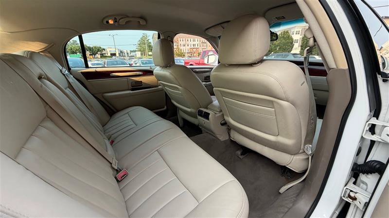 Used 2003 Lincoln Town Car Executive RWD image 14