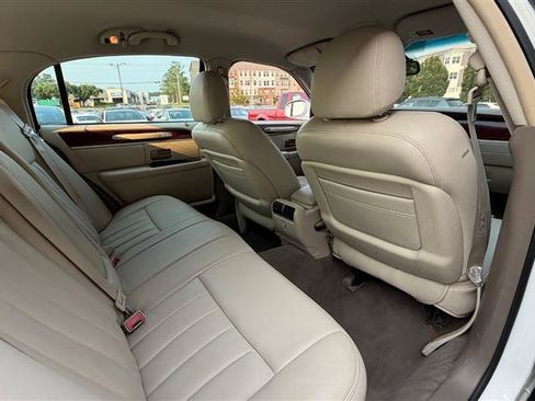 Used 2003 Lincoln Town Car Executive RWD image 14