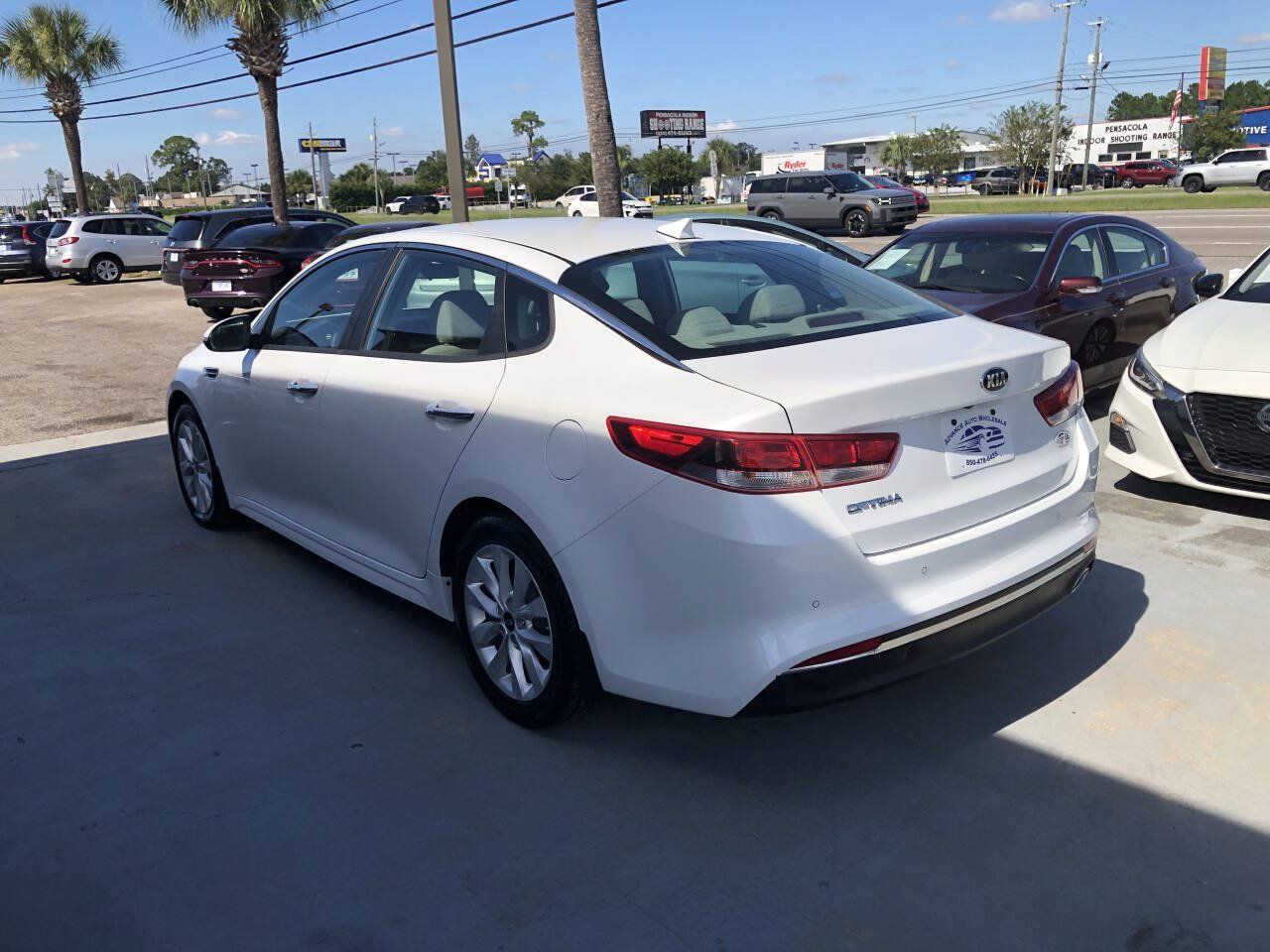 Used 2018 Kia Optima LX w/ 17" Alloy Wheels Package FWD image 4