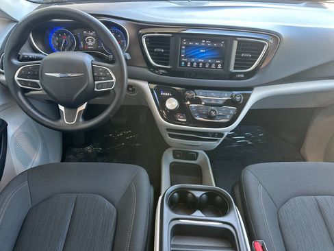 Used 2019 Chrysler Pacifica Touring Plus w/ Tire & Wheel Group FWD image 13