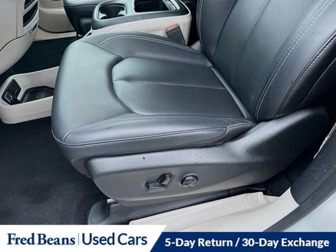 Used 2024 Chrysler Pacifica Touring-L FWD image 20