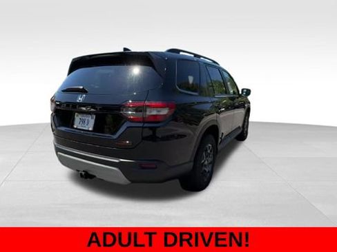 Used 2025 Honda Pilot TrailSport image 3