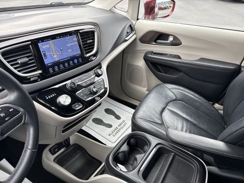 Used 2017 Chrysler Pacifica Touring-L image 32