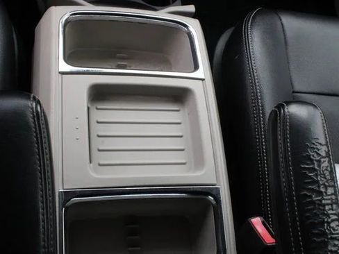 Used 2015 Chrysler Town & Country Touring image 33