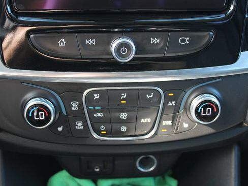 Used 2018 Chevrolet Traverse LT FWD image 23